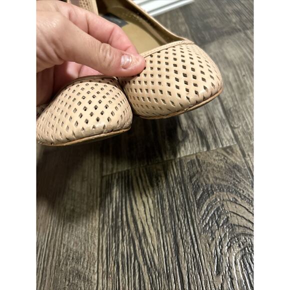 Ann Taylor Nude Leather Perforated Heels, Size 10, Almond Toe - Picture 2 of 7